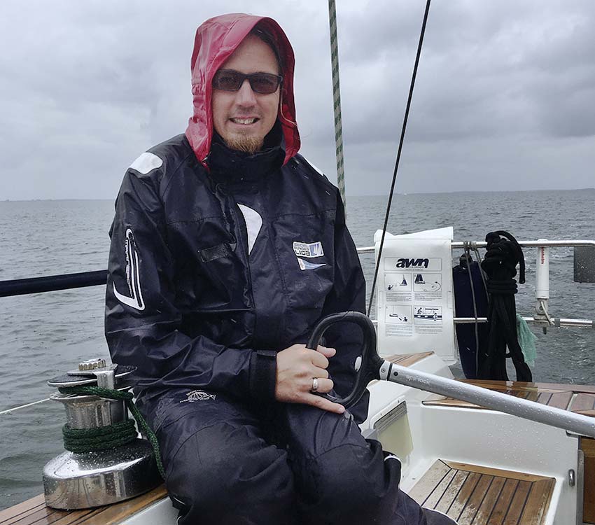 Skipper Sebastian Breede bei der Überfuhrung einer Segelyacht auf der Ostsee.