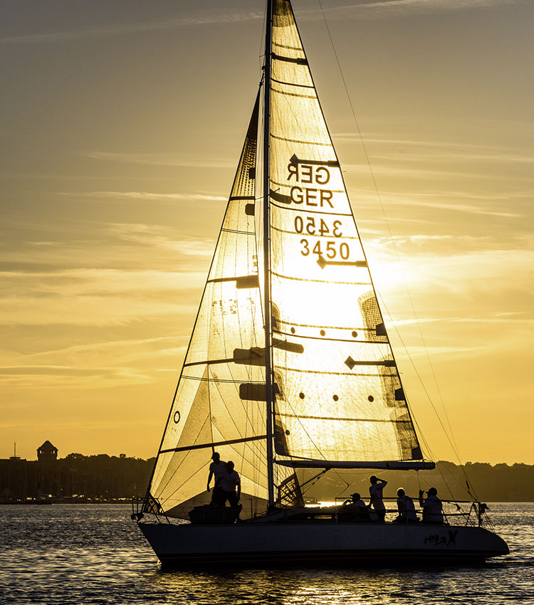 Segelyacht bricht zum Segelurlaub auf, begleitet wird das Eignerpaar vom erfahrenen Skipper Sebastian Breede aus Stralsund.