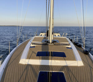 Blick über das Bootsdeck auf den Horizont während einer Bootsüberführung einer Segelyacht in die Ostsee für einen privaten Eigner.