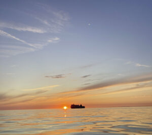 Sonnenuntergang – Segelurlaub mit der Familie in Schweden, Skipperservice