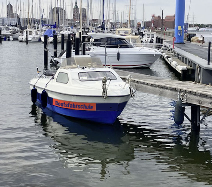 Das Schulungsboot der Bootsfahrschule Sebastian Breede steht für den praktischen Teil zum Bootsführerschein See und Binnen in Stralsund bereit.